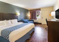 Econo Lodge Near Motor Speedway - Bristol - Bedroom