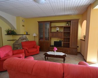 Schoener lake view, large terrace, Pets Allowed, Garden and Parking - Tignale - Wohnzimmer