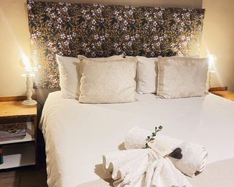 Francines Farmhouse & Venue - הודספרוט - חדר שינה