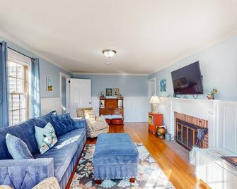 Sea Glass Cottage - Sandwich - Living room