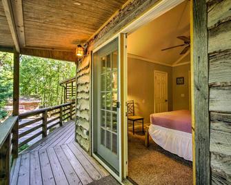 Cozy The Woodshop Cabin with Deck and Forest Views! - Robbinsville - Balcony