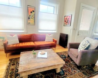 Spacious & Vibrant Two Level Artist's Loft / 1 bed/ 2 bath - Providence - Sala de estar