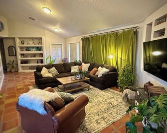 Escape to this “Country Manor” on almost 3 acres with incredible views. - Edgewood - Sala de estar