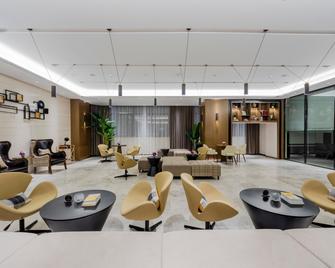 Home Inn Plus Wuxi Railway Station Shenglimen Metro Station - Вуксі - Лоббі