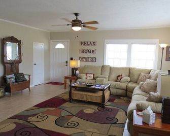 Fish & Play Lake Guntersville. 2br/1ba Cabin Covered Boat Parking With Power - Guntersville - Living room