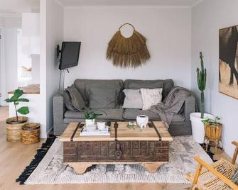 Breezy Bohemian Abode - Minutes from Burleigh Beach - Burleigh Heads - Living room