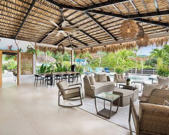 Nature Meets Paradise, Private Jacuzzi, Exotic Birds, Near Beach, A/C - Potrero - Terasa