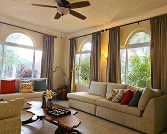 Mais Oui Villa - Discovery Bay - Living room