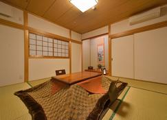 Morino Shirabe - Unzen - Dining room
