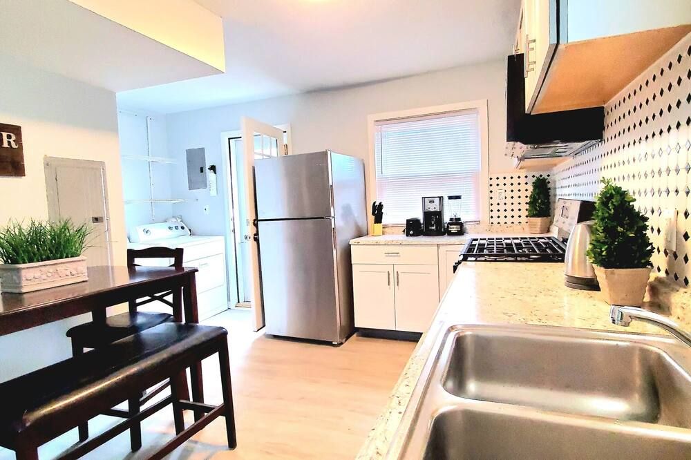 King Bed And 2 Full Baths, Fully Fenced Yard And Close To Highway - Cleveland - Cocina