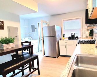 King Bed And 2 Full Baths, Fully Fenced Yard And Close To Highway - Cleveland - Cocina