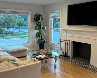 Cozy home in Dearborn Hills-Pet Friendly-Near Downtown Dearborn and Hospitals - Dearborn - Living room