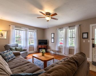 Group Friendly 4 BR 6 mi to ACE / 4 mi to AOTG / 1.4 mi to Downtown Hot Tub - Fayetteville - Вітальня