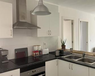2 bedroom apartment close to Badalona Beach and the center of Barcelona - Santa Coloma de Gramenet - Cocina