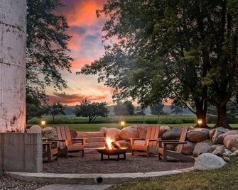 The Kinni Cottage - Entire Riverfront Cottage - River Falls - Патіо