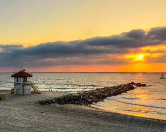 #A Updated 2 bed, 1 block to Beach, Esplanade, Riviera Village shopping! - Redondo Beach - Beach