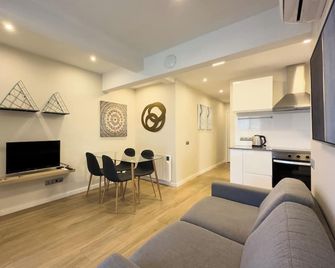 BeBarceloner Sant Andreu Apartments - 3 bedrooms - Barcelona - Olohuone