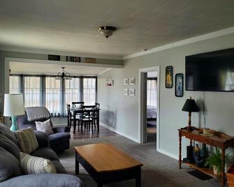 Cozy Blue Cottage With Access To All Sports Lake. - Greenville - Living room