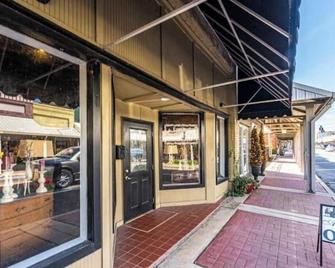 The Serenity Retreat in Small Town Hartselle - Hartselle - Outdoors view