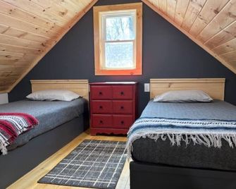 Camptown Cabin - Eagle Rock - Bedroom