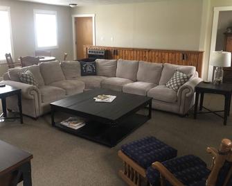 Big Red a newly renovated 4 bedroom historic home in the heart of Grand Marais! - Grand Marais - Living room