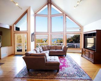 Lake George House with Beautiful Lake Views and Lake Access 6 Bedrooms 14 People - Diamond Point - Sala de estar