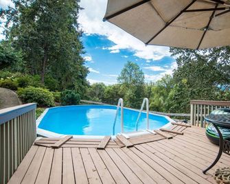 Newly Renovated! Peaceful Country Farmhouse with Hot Tub and Pool - Hillsboro - Piscina