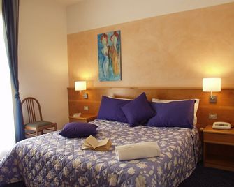 Hotel Marina - טורי דל בנאקו - חדר שינה