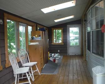 Darling Park Model Trailer downtown Curtis with views of South Manistique Lake - Curtis - Habitación
