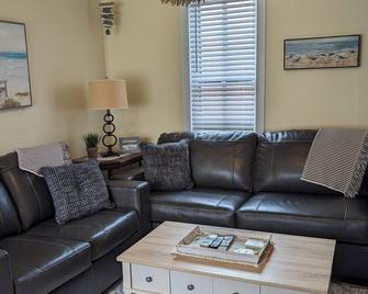 Roomy two bedroom cottage in Grand Marais, Michigan, on the Lake Superior shore. - Grand Marais - Sala de estar