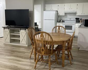 609- Beautiful Duplex Minutes from the Hospital! - Waycross - Eetruimte