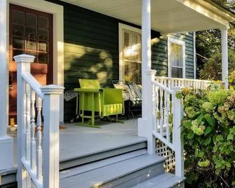 Historic Hudson Valley Farm House - Goshen - Patio