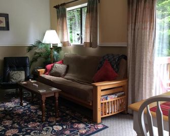 Private,Quiet,cabin,on 27 acres,w/ trails. near the Hoh Rain Forest Nat' l Park. - Forks - Sala de estar