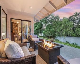 Cozy Riverfront Cottage | Salt Hot Tub & Firepit - Puyallup - Innenhof