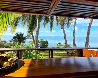 Beautiful seaside wooden villa in Moorea. 3 bedrooms, 2 bathrooms. Sleeps 6 - Faaone - Balcón