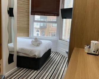 OYO Wave Crest Hotel - Blackpool - Bedroom
