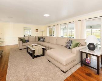 This house is a 4 bedroom(s), 3 bathrooms, located in Honey Brook, PA. - Honey Brook - Sala de estar