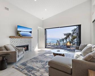 Beachfront Luxury Suite #21 At The Beach House - Campbell River - Living room