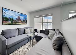 2 Room Disneyresortvillas By Americanvacationliving - Celebration - Living room