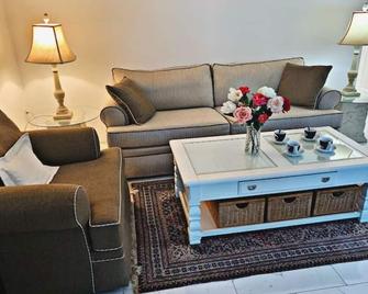 5 springs 4 to 10 minutes away Goats, Chickens, Free Eggs, Memories FARM Setting - Apopka - Living room