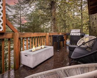 The Shoreline Cabin - Kodiak - Balcony