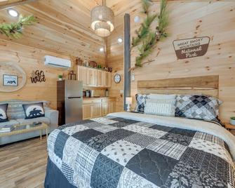 Cosby Wilderness Cabin Studio with Shared Fire Pit - Cosby - Bedroom