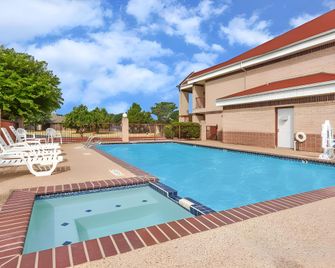 Super 8 by Wyndham Houston Hobby Airport South - Houston - Piscina