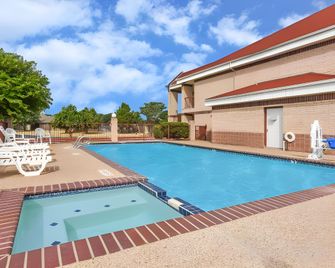 Days Inn by Wyndham Rock Falls - Rock Falls - Pool