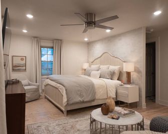 Cottage in the shadow of the stadium! - Fayetteville - Bedroom