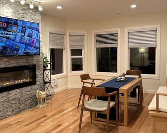 Luxurious Dual-unit home in Wedgewood Oasis - Seattle - Eetruimte