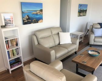 Beach House with Bay of Fires views, featuring 2 bedrooms with ensuite bathrooms - Binalong Bay - Sala de estar