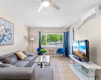 Modern Retreat with Spacious Yard & Cozy Interiors - Ontario - Living room