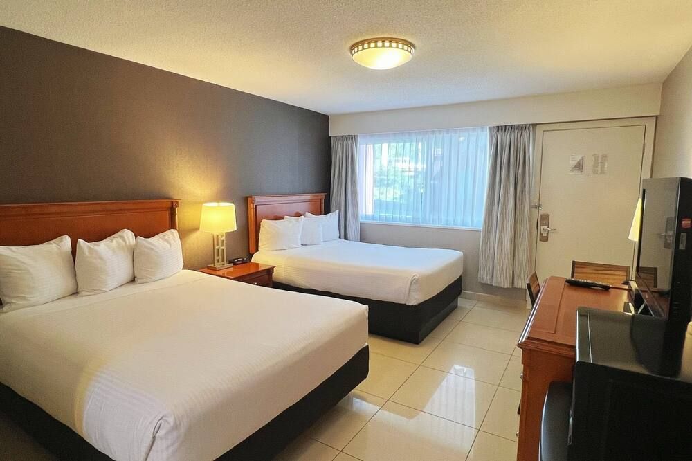 North Vancouver Hotel thumbnail 3