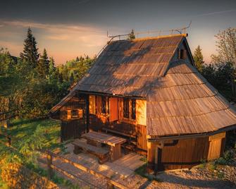 Koča Kronca - Velika planina - Stahovica - Building